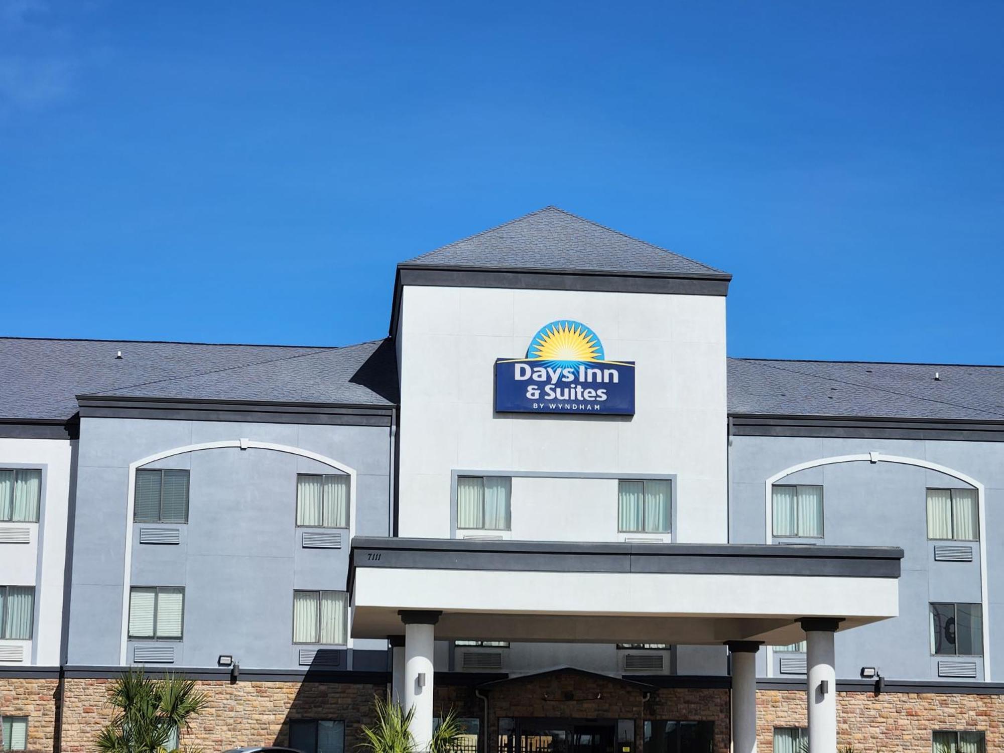 Days Inn & Suites By Wyndham Houston / West Energy Corridor Exterior photo